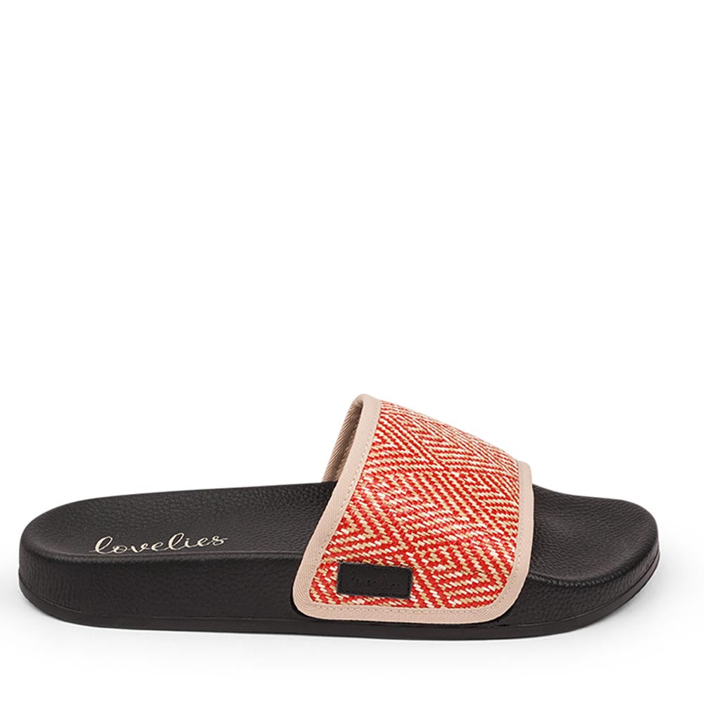 Since 2019 Lovelies Studio has been creating shoes and leathergoods for women and men inspired by an open mind, Scandinavian minimalism and a bit of vintage influences. Fashion slides with soft rubber soles, perfect for your next summer vacation.
