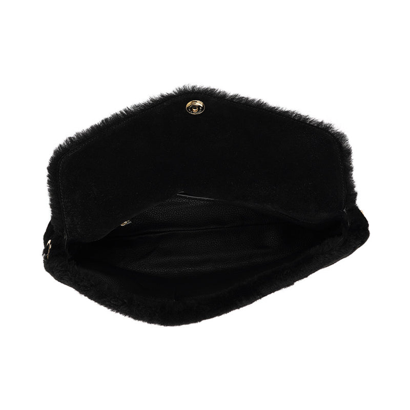 Understated and elegant, this Cona shearling clutch with detachable crossbody strap comes in both black and cream. Cona is perfect for carrying your essentials with you for party or everyday use.  Front flap with hidden magnetic fastening  Adjustable and detachable wrist strap  Adjustable and detachable shoulder strap in leather  Shoulder strap 105 cm and 15 mm wide  Lining of suede and soft skin
