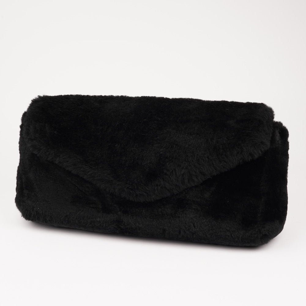 Understated and elegant, this Cona shearling clutch with detachable crossbody strap comes in both black and cream. Cona is perfect for carrying your essentials with you for party or everyday use.  Front flap with hidden magnetic fastening  Adjustable and detachable wrist strap  Adjustable and detachable shoulder strap in leather  Shoulder strap 105 cm and 15 mm wide  Lining of suede and soft skin