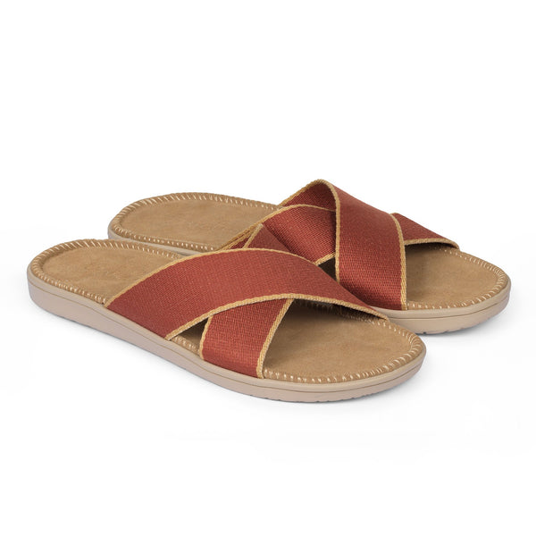 Sandal with woven straps. The soft inner sole is covered with jute.
