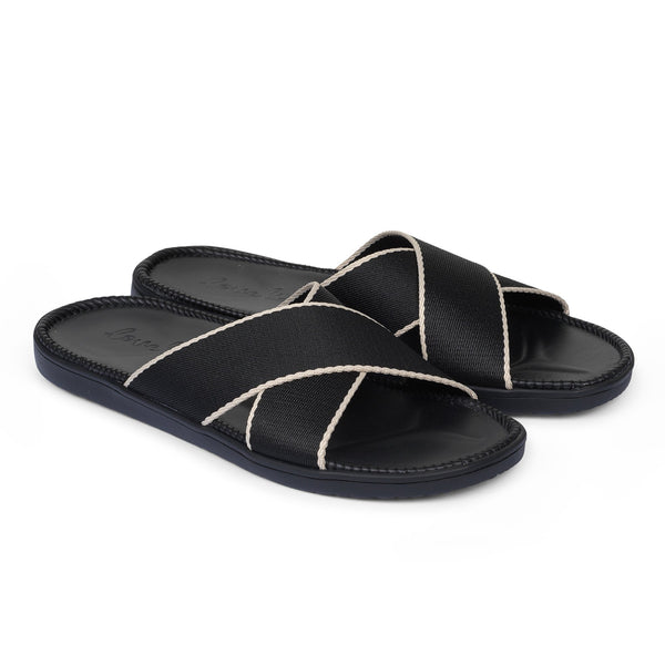 Sandal with woven straps. The soft inner sole is covered with jute.