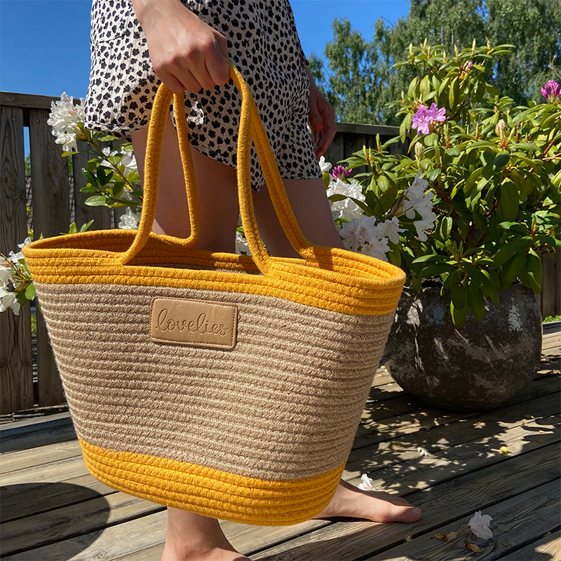 For those cheerful springdays and warm sunny summerdays all you need is a gorgeous beach bag.  Lovelies has made an elegant one in cotton and recycled polyester and it comes in 8 beautiful colours.    Whether you’re off to a picnic, shopping or a lazy day at the beach, a Lovelies beach bag will be your all-time favourite companion.