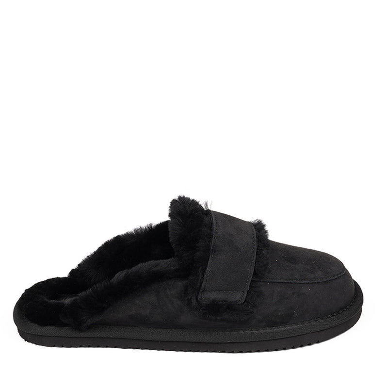 Lovelies Studio, home shoes handmade of beautiful shearling from Australia. The style Goddo is super fashion and can be used both inside and outside. The lightweight double face shearling gives a great insulation in the winter and temperature regulation when spring arrives. Lovelies Studio is a Danish brand but is sold all over the world.