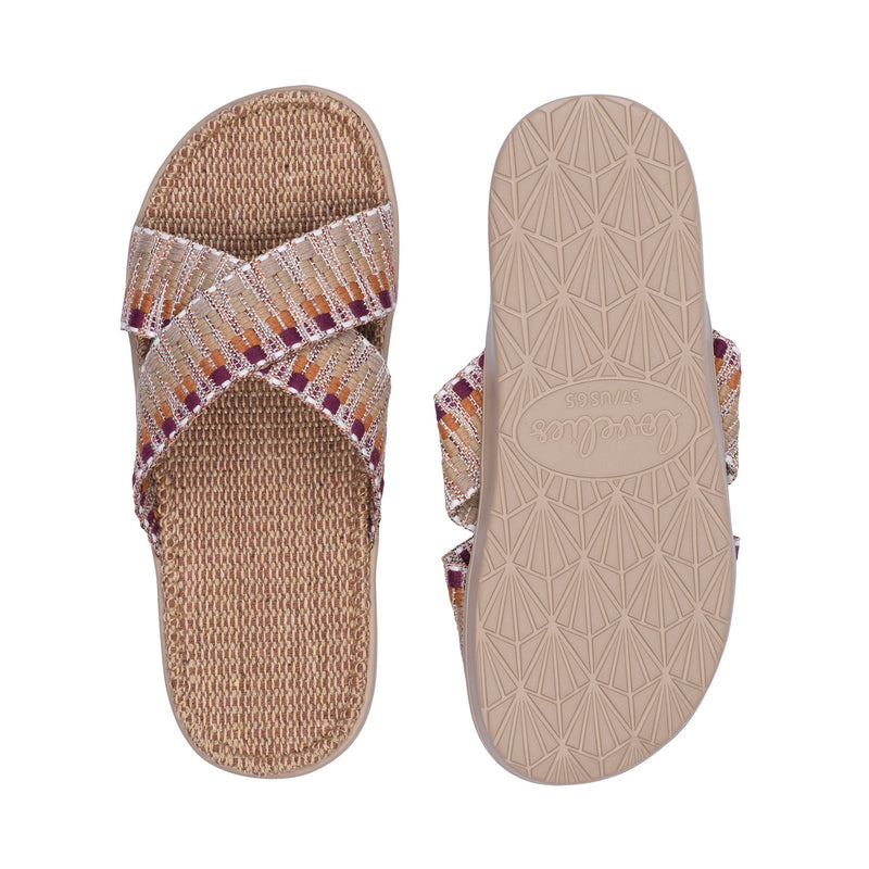 Summer sandals from danish brand Lovelies. The rubber sole is nice and soft which makes the sandal very comfortable. The inner sole is covered with woven jute and the straps are med of fine cotton. Sandal with woven straps. Harmal sandal from Lovelies in Denmark. The beautiful sandal is made of a soft rubber sole with natural jute and woven cotton straps.The soft inner sole is covered with jute. Green sandal