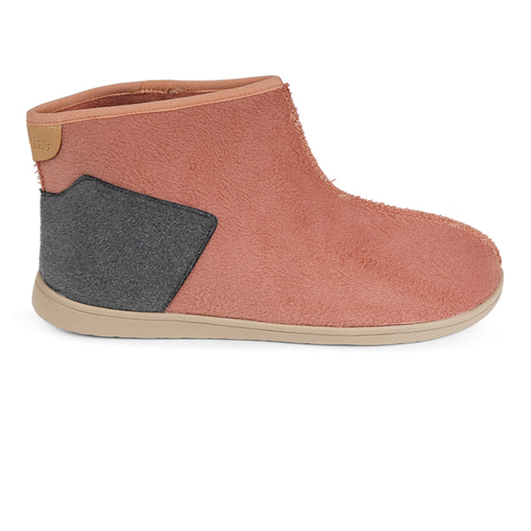 HL9542 Lovelies lounge slippers rose grey Soft and cosy lounge slippers  Lovelies lounge slippers are the essence of comfortability. When you’re in the need of surrounding your feet in soft and warm slippers, Lovelies lounge slippers are the answer. With soft and durable soles, fine wool and a gorgeous design, you’ll never want to wear any other home-shoe to make you feel at ease.