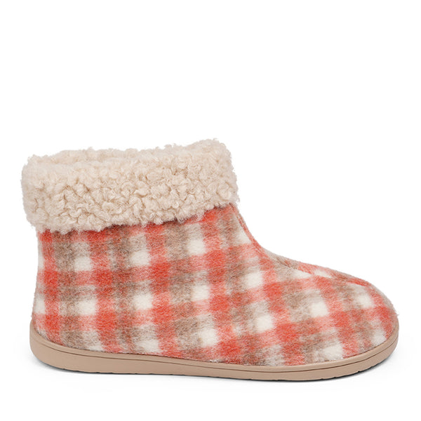 ovelies lounge slippers are the essence of comfortability. When you’re in the need of surrounding your feet in soft and warm slippers, Lovelies lounge slippers are the answer. With soft and durable soles, fine wool and a gorgeous design, you’ll never want to wear any other home-shoe to make you feel at ease.