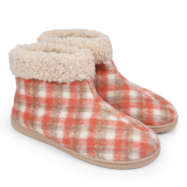 ovelies lounge slippers are the essence of comfortability. When you’re in the need of surrounding your feet in soft and warm slippers, Lovelies lounge slippers are the answer. With soft and durable soles, fine wool and a gorgeous design, you’ll never want to wear any other home-shoe to make you feel at ease.