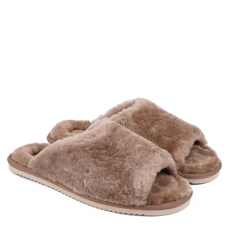 Since 2019 Lovelies Studio has been creating shoes and leathergoods for women and men inspired by an open mind, Scandinavian minimalism and a bit of vintage influences. The Cozy lounge slippers are hand made from Australien shearling. The solid sole makes it possible to use the slippers both indoor and outdoor. Slipper in the beautiful color Taupe.