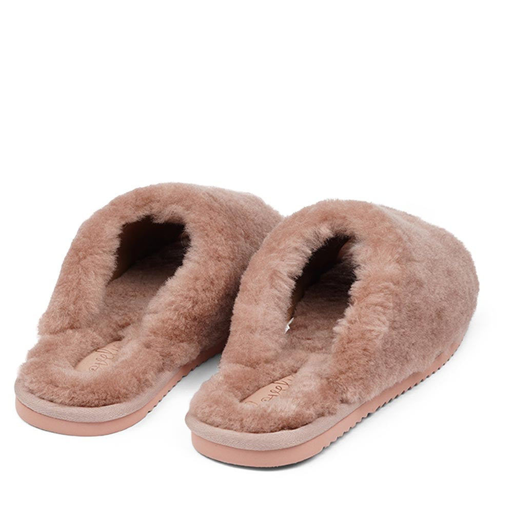 Since 2019 Lovelies Studio has been creating shoes and leathergoods for women and men inspired by an open mind, Scandinavian minimalism and a bit of vintage influences. The Cozy lounge slippers are hand made from Australien shearling. The solid sole makes it possible to use the slippers both indoor and outdoor. Rose Shearling Slippers