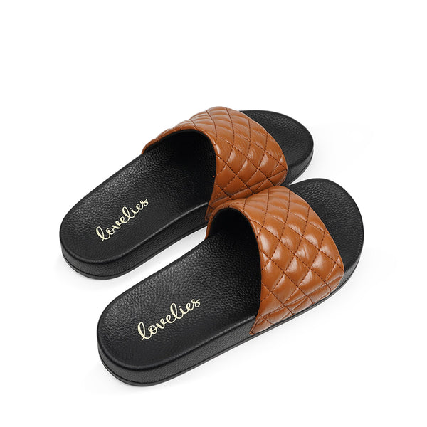 Once you’ve tried Lovelies’ summer slides you’ll never want to wear any other footwear. With its delicate and soft fabrics, you feel at ease and elegant at the same time. The easy to-go slides are a perfect fit to your everyday look or your feminine evening dresses.