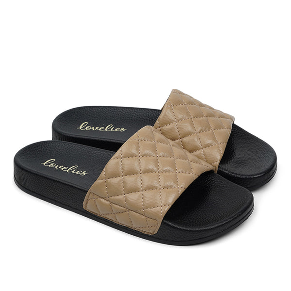 Once you’ve tried Lovelies’ summer slides you’ll never want to wear any other footwear. With its delicate and soft fabrics, you feel at ease and elegant at the same time. The easy to-go slides are a perfect fit to your everyday look or your feminine evening dresses.
