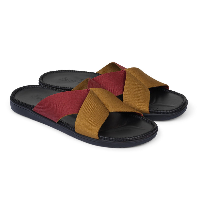 Sandal with 2 color straps. The comfortable inner sole is covered with soft black leather.