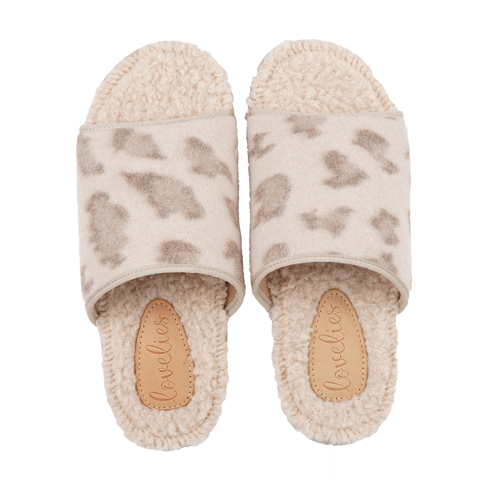 Lovelies Santi lounge slippers Leopard Taupe Lovelies lounge slippers are the essence of comfortability. When you’re in the need of surrounding your feet in soft and warm slippers, Lovelies lounge slippers are the answer. With soft and durable soles, fine wool and a gorgeous design, you’ll never want to wear any other home-shoe to make you feel at ease.