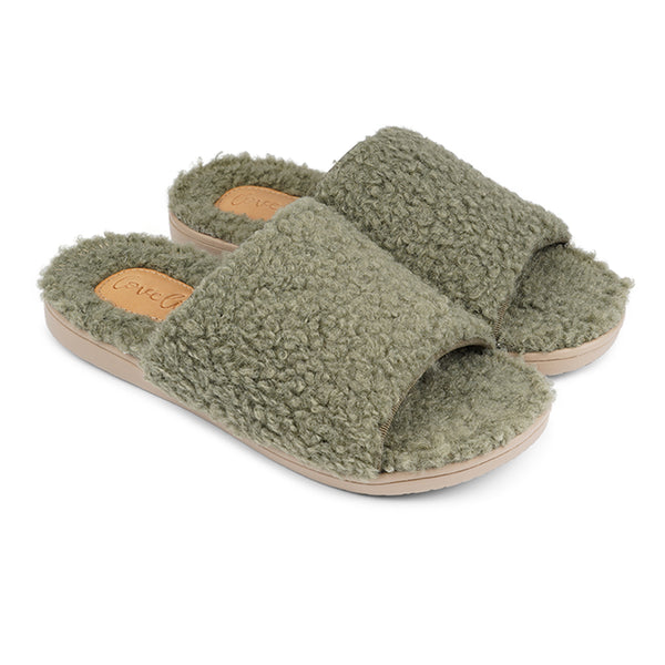 LL7133 Lovelies Santi lounge slippers fur forst green Soft and cosy lounge slippers  Lovelies lounge slippers are the essence of comfortability. When you’re in the need of surrounding your feet in soft and warm slippers, Lovelies lounge slippers are the answer. With soft and durable soles, fine wool and a gorgeous design, you’ll never want to wear any other home-shoe to make you feel at ease.