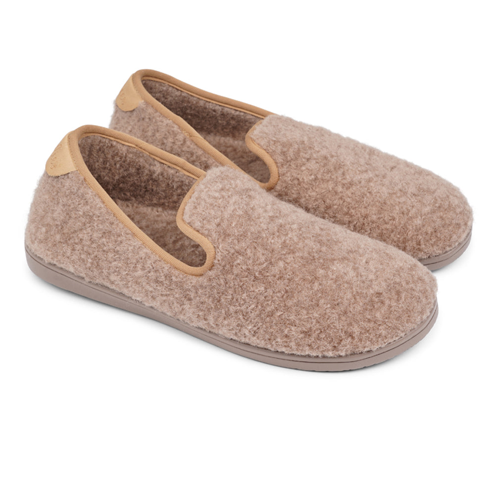 Soft and cosy lounge slippers  Lovelies lounge slippers are the essence of comfortability. When you’re in the need of surrounding your feet in soft and warm slippers, Lovelies lounge slippers are the answer. With soft and durable soles, fine wool and a gorgeous design, you’ll never want to wear any other home-shoe to make you feel at ease.  Enjoy your Lovelies!  See our Size Guide  Material:  Outsole / Insole : Rubber  Footbed: Curly faux fur Lining: Curly faux fur Upper: Curly faux fur