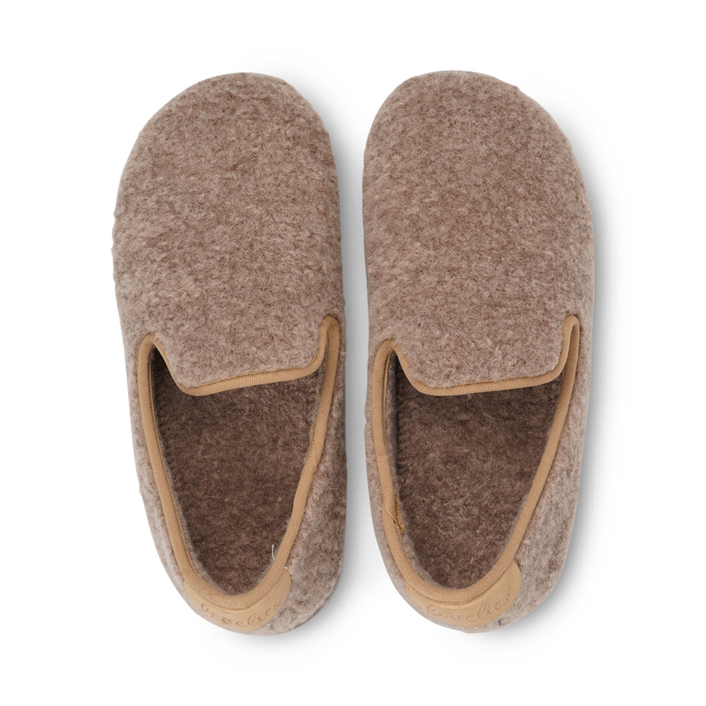 Soft and cosy lounge slippers  Lovelies lounge slippers are the essence of comfortability. When you’re in the need of surrounding your feet in soft and warm slippers, Lovelies lounge slippers are the answer. With soft and durable soles, fine wool and a gorgeous design, you’ll never want to wear any other home-shoe to make you feel at ease.  Enjoy your Lovelies!  See our Size Guide  Material:  Outsole / Insole : Rubber  Footbed: Curly faux fur Lining: Curly faux fur Upper: Curly faux fur