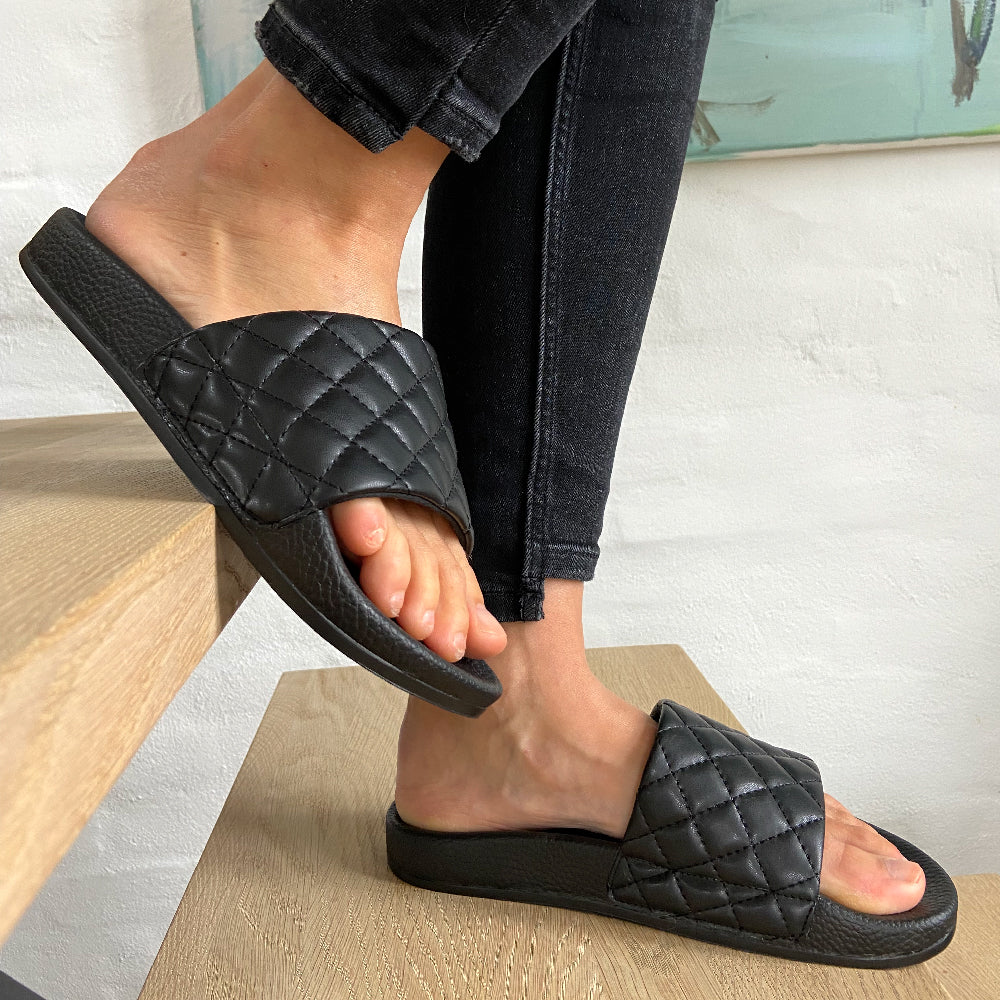 Slide it with style . .  The style La Boca is carefully made with a molded rubber footbed which is extra light, soft and durable. This will give you the perfect fit and comfort.  The padded upper is made of quilted vegan leather and a soft cotton lining.  Use them at the beach or at the dance floor . .    We are a proud member of 1% for the planet  Enjoy your Lovelies!  See our Size Guide  Material:  Sole : PU Rubber Lining : Cotton Upper : Vegan leather