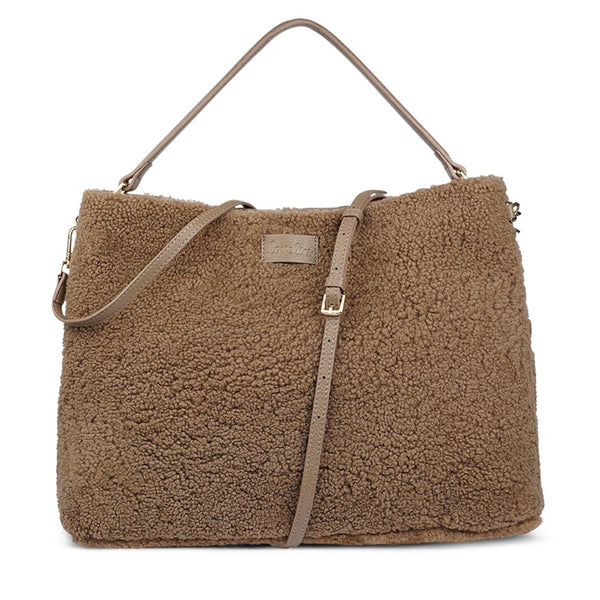 Mainling is a tribute to craftsmanship and the handmade, this large and very soft bag comes in curly shearling and with beautiful leather details. * Top double zipped closure. * Top handle in soft skin with hardware in gold. * Adjustable and detachable shoulder strap in leather, 15 mm wide. * Satin lining and flat zipped inner pocket * Item comes with a branded dust bag. * Embossed Lovelies logo on the front. * Gold-toned hardware * Messurements W40 X D10 X H30 cm * 100 % Australian shearling