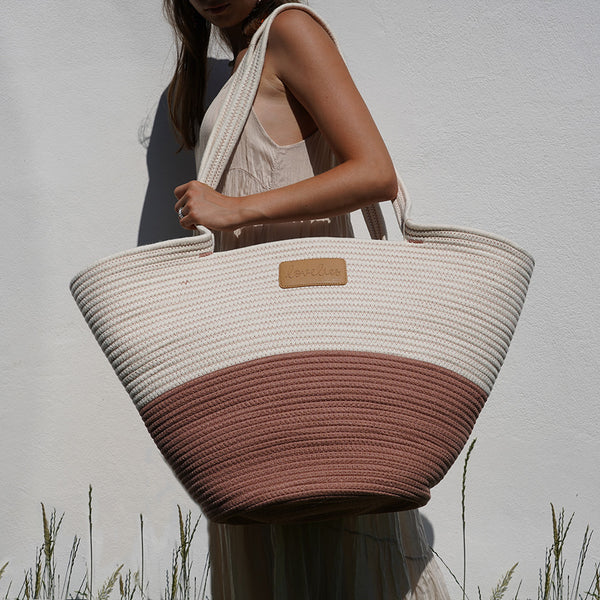 Marasusa the beautiful extra large cotton beach bag from Lovelies. Marasusa comes in 5 fantastic summer colours and is absolutely gorgeous.. For those cheerful springdays and warm sunny summerdays all you need is a gorgeous beach bag. With Marasusa you will have enough space for all your beach stuff from blankets, magazines to sunscreen  Whether you’re off to a picnic, going shopping or having a lazy day at the beach, a Lovelies beach bag will be your true companion. 