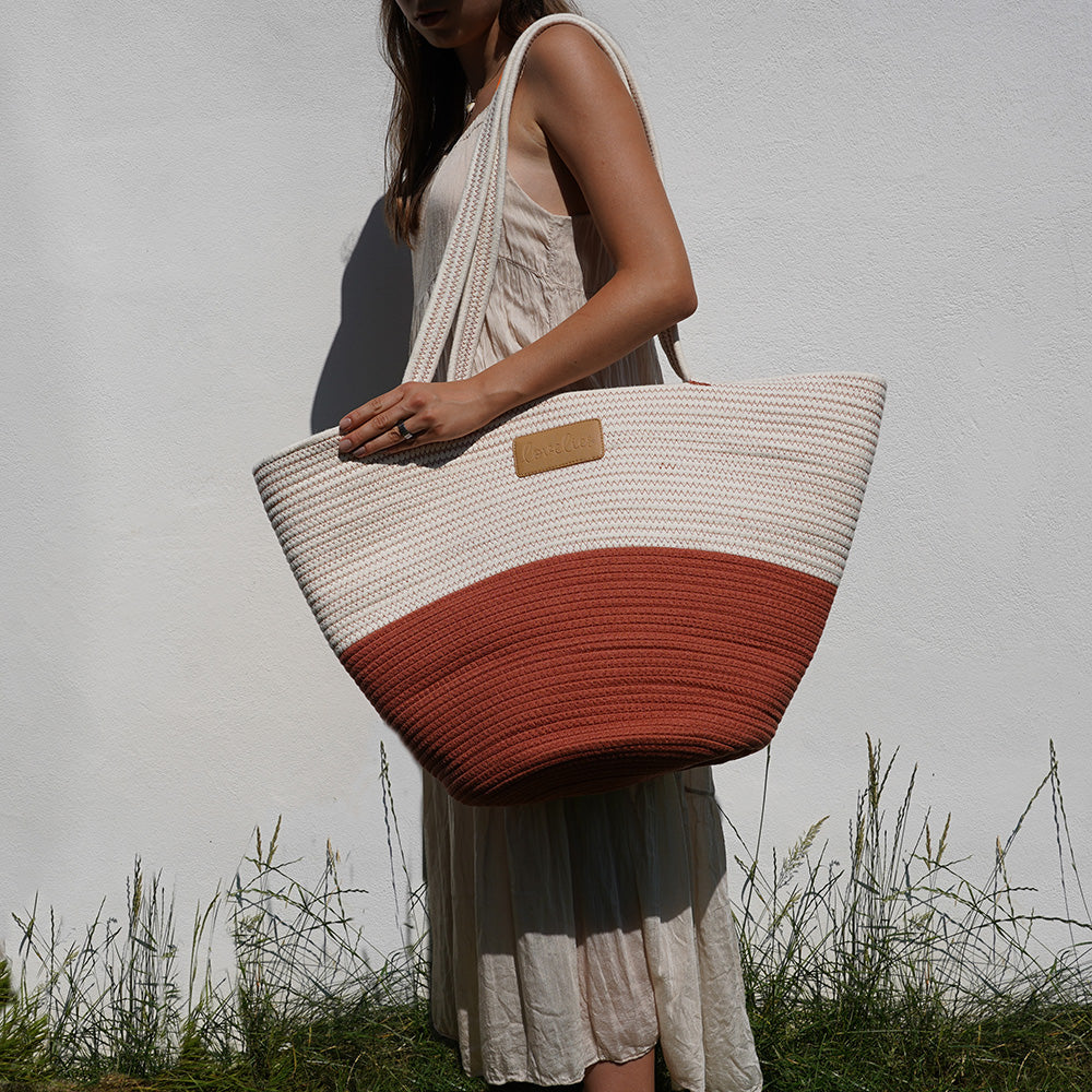 Marasusa the beautiful extra large cotton beach bag from Lovelies. Marasusa comes in 5 fantastic summer colours and is absolutely gorgeous.. For those cheerful springdays and warm sunny summerdays all you need is a gorgeous beach bag. With Marasusa you will have enough space for all your beach stuff from blankets, magazines to sunscreen  Whether you’re off to a picnic, going shopping or having a lazy day at the beach, a Lovelies beach bag will be your true companion. 