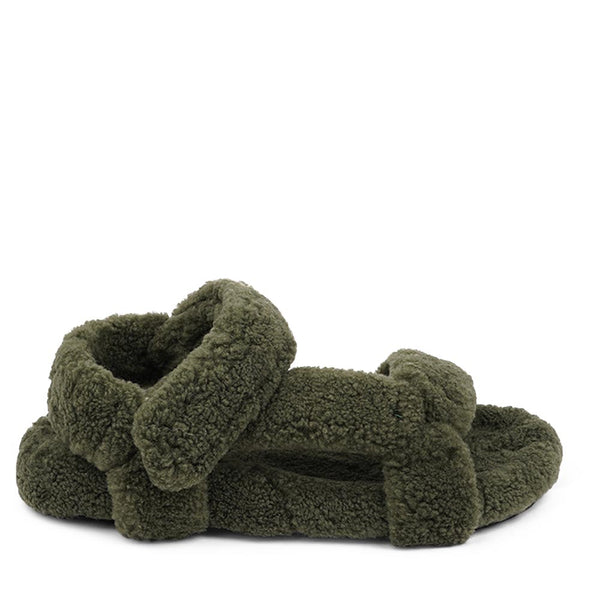 Since 2019 Lovelies Studio has been creating shoes and leathergoods for women and men inspired by an open mind, Scandinavian minimalism and a bit of vintage influences. The fashionable trekking sandal from Lovelies is hand made of the finest Australian curly shearling. With a soft midsole and adjustable straps we can secure a perfect fit. 