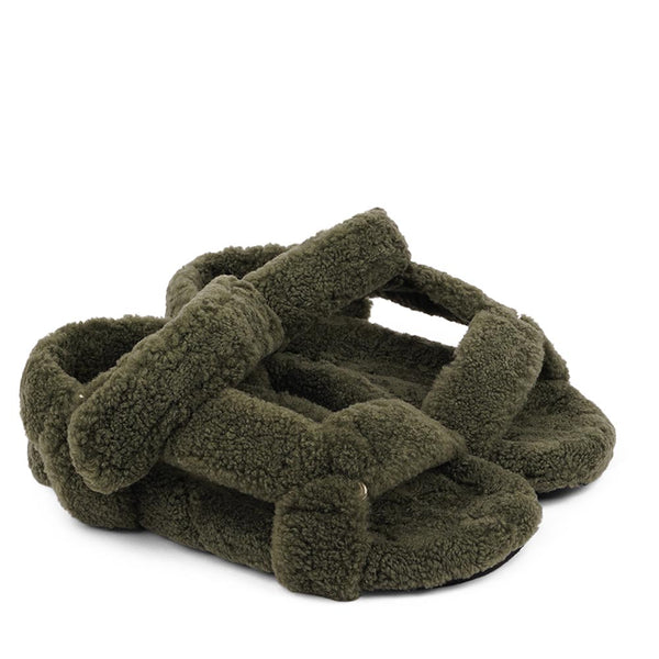 Since 2019 Lovelies Studio has been creating shoes and leathergoods for women and men inspired by an open mind, Scandinavian minimalism and a bit of vintage influences. The fashionable trekking sandal from Lovelies is hand made of the finest Australian curly shearling. With a soft midsole and adjustable straps we can secure a perfect fit. 