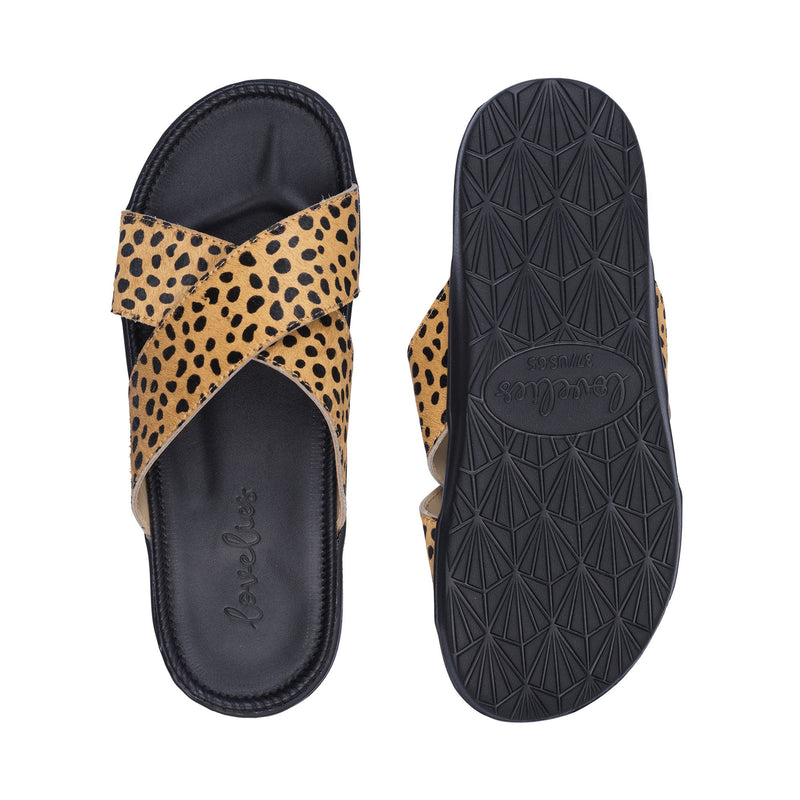 Sandals with 2 crossing straps of leather. The comfortable inner sole in covered with soft black leather.