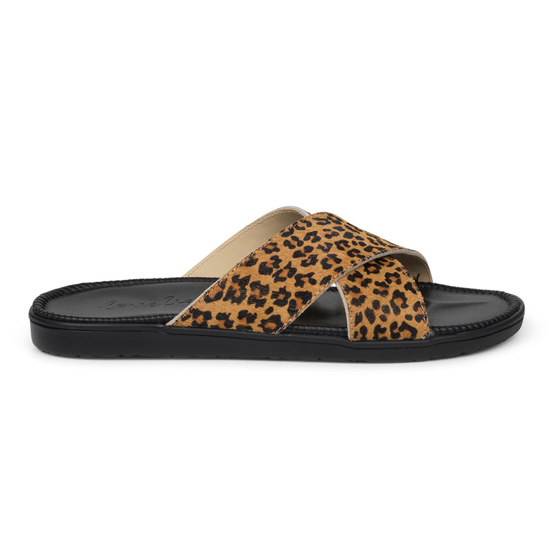 Sandals with 2 crossing straps of leather. The comfortable inner sole in covered with soft black leather.