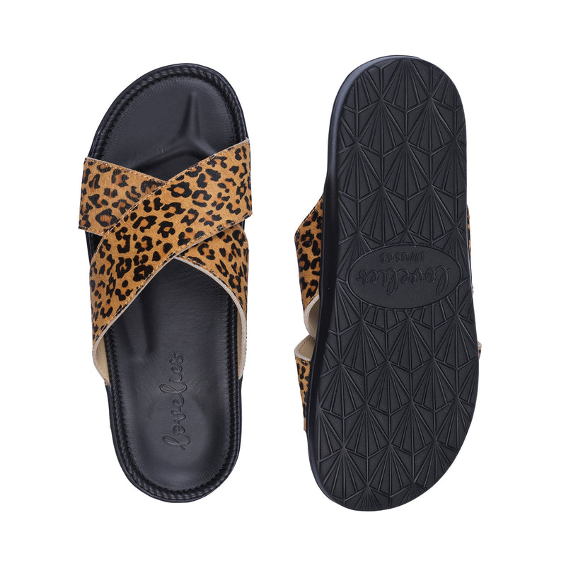 Sandals with 2 crossing straps of leather. The comfortable inner sole in covered with soft black leather.