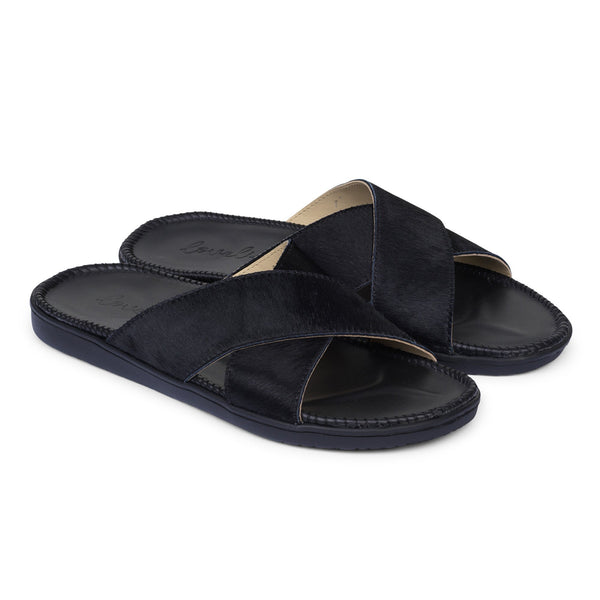 Sandals with 2 crossing straps of leather. The comfortable inner sole in covered with soft black leather.