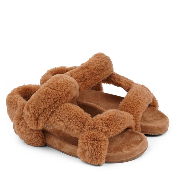 Since 2019 Lovelies Studio has been creating shoes and leathergoods for women and men inspired by an open mind, Scandinavian minimalism and a bit of vintage influences. The fashionable trekking sandal from Lovelies is hand made of the finest Australian curly shearling. With a soft midsole and adjustable straps we can secure a perfect fit. 