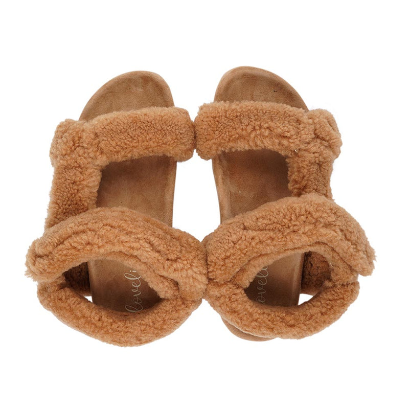 Since 2019 Lovelies Studio has been creating shoes and leathergoods for women and men inspired by an open mind, Scandinavian minimalism and a bit of vintage influences. The fashionable trekking sandal from Lovelies is hand made of the finest Australian curly shearling. With a soft midsole and adjustable straps we can secure a perfect fit. 
