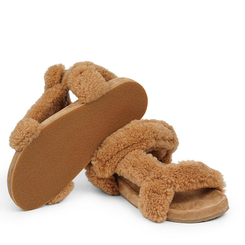 Since 2019 Lovelies Studio has been creating shoes and leathergoods for women and men inspired by an open mind, Scandinavian minimalism and a bit of vintage influences. The fashionable trekking sandal from Lovelies is hand made of the finest Australian curly shearling. With a soft midsole and adjustable straps we can secure a perfect fit. 