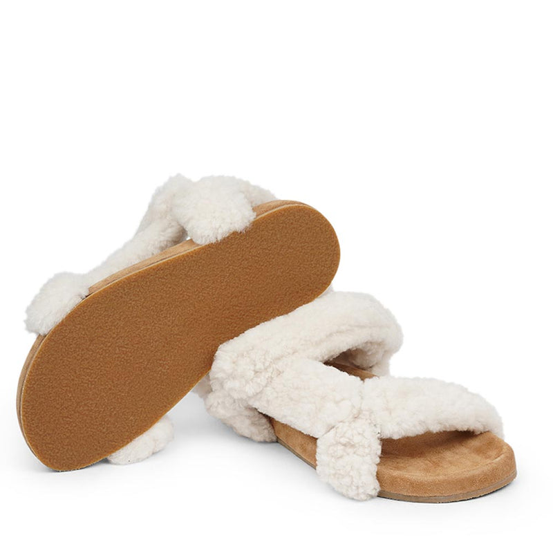 Since 2019 Lovelies Studio has been creating shoes and leathergoods for women and men inspired by an open mind, Scandinavian minimalism and a bit of vintage influences. The fashionable trekking sandal from Lovelies is hand made of the finest Australian curly shearling. With a soft midsole and adjustable straps we can secure a perfect fit. 