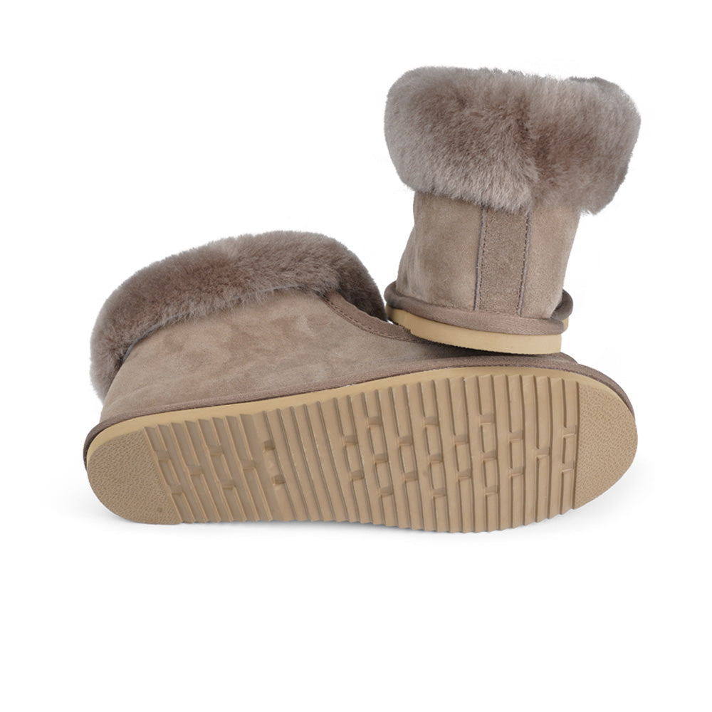 Soft and cosy shearling slippers with heel cap  Lovelies shearling slippers are the essence of comfortability. When you’re in the need of surrounding your feet in soft and warm slippers, Lovelies shearling slippers are the answer. With soft and durable soles, warm shearling and a gorgeous design, you’ll never want to wear any other home-shoe to make you feel at ease.