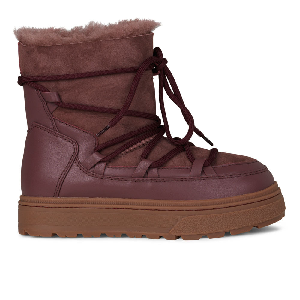 High quality shearling boots  Lovelies shearling boots bring softness and warmth to your feet this autumn. With soft and durable rubber soles plus a gorgeous design you're perfectly suited for the wintertime.   Enjoy your Lovelies!