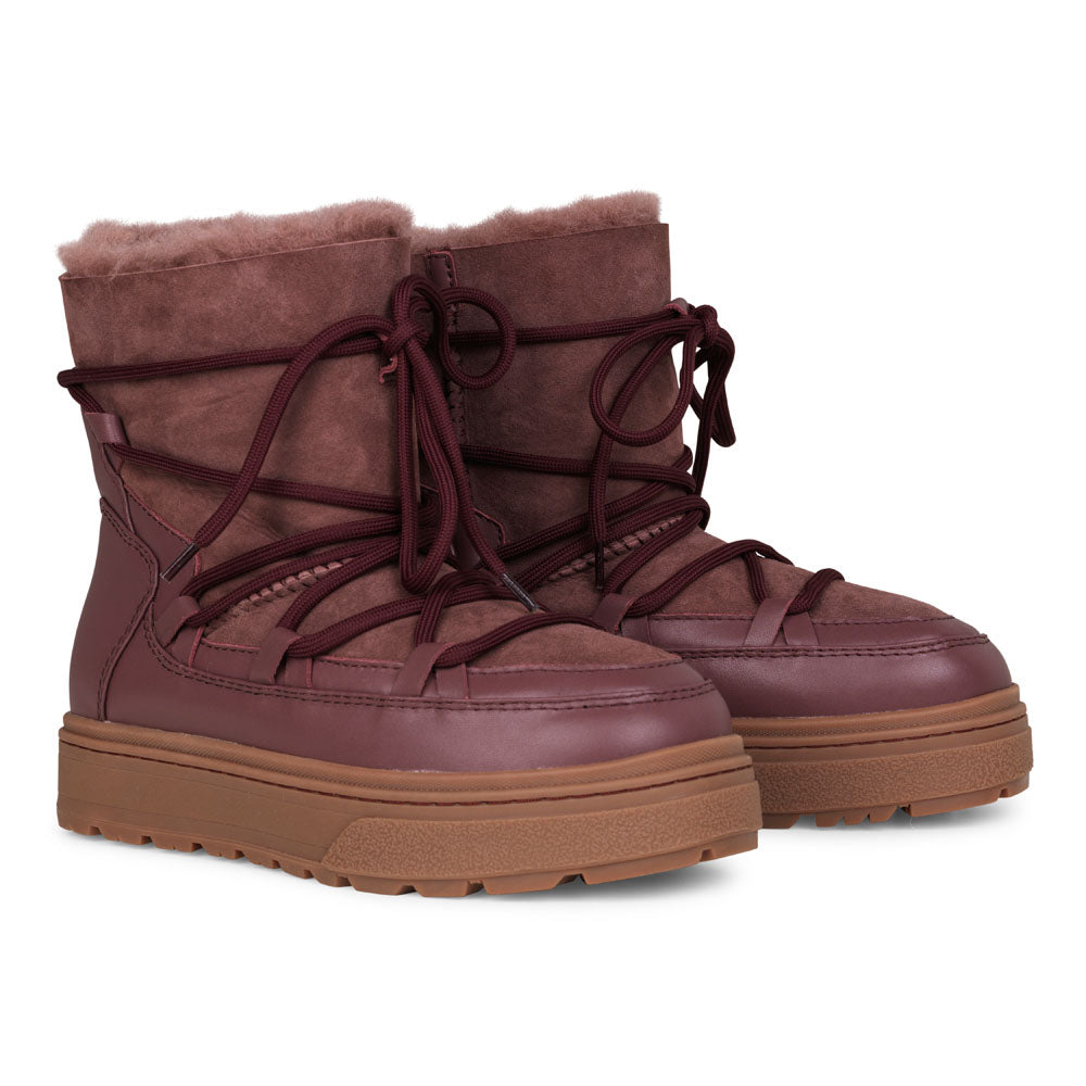 High quality shearling boots  Lovelies shearling boots bring softness and warmth to your feet this autumn. With soft and durable rubber soles plus a gorgeous design you're perfectly suited for the wintertime.   Enjoy your Lovelies!