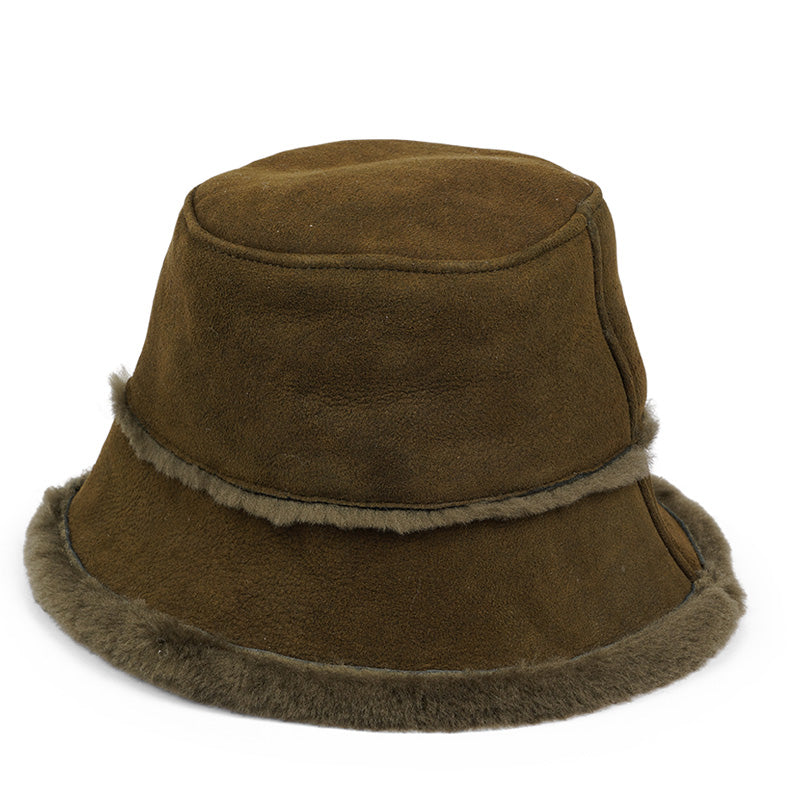 Lovelies Studio - Bucket hat - Army Would you like to stay warm and trendy this winter . . Semeru is made with 100% Sheepskin. This incredible material balances form with function, offering a chic look with lightweight insulation in the winter and temperature regulation when spring arrives. 100 % Australian shearling LWG Environmental GOLD RATED Certification