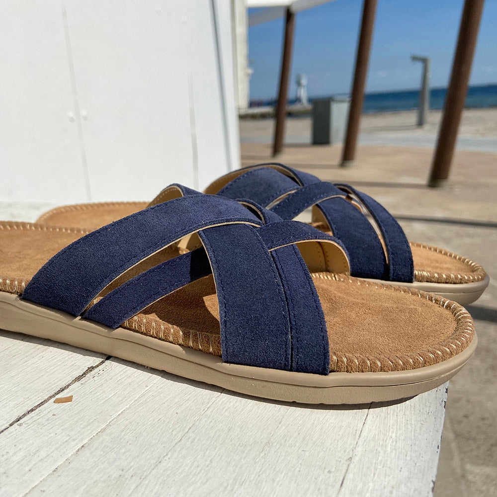 Sandals with 4 crossing straps of soft suede. The comfortable inner sole in covered with soft suede. Sa Trinxa is a fantastisc summer sandal from Lovelies and it's avaiable in many beautiful colours.