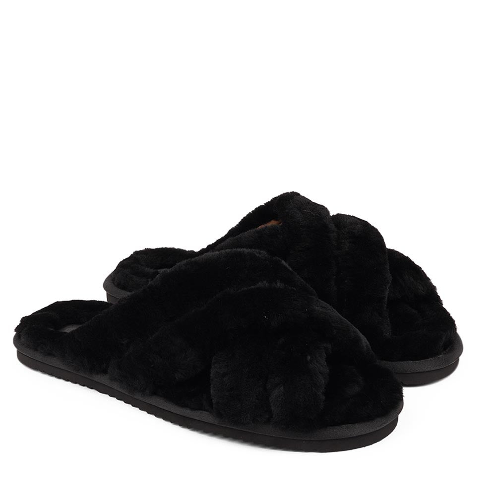 Since 2019 Lovelies Studio has been creating shoes and leathergoods for women and men inspired by an open mind, Scandinavian minimalism and a bit of vintage influences. The Cozy lounge slippers are hand made from Australien shearling. The solid sole makes it possible to use the slippers both indoor and outdoor. VIK Shearling home slippers