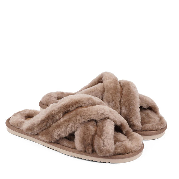 Since 2019 Lovelies Studio has been creating shoes and leathergoods for women and men inspired by an open mind, Scandinavian minimalism and a bit of vintage influences. The Cozy lounge slippers are hand made from Australien shearling. The solid sole makes it possible to use the slippers both indoor and outdoor. VIK Home slippers in the color Taupe.