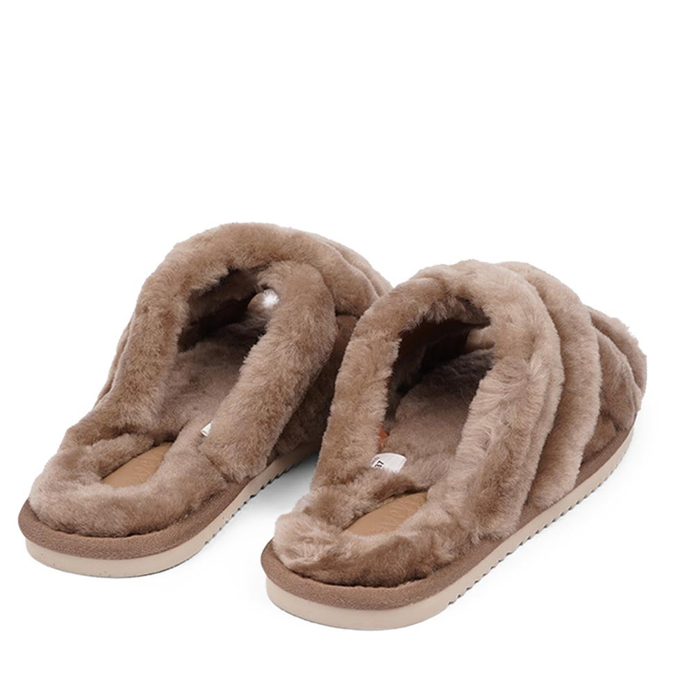 Since 2019 Lovelies Studio has been creating shoes and leathergoods for women and men inspired by an open mind, Scandinavian minimalism and a bit of vintage influences. The Cozy lounge slippers are hand made from Australien shearling. The solid sole makes it possible to use the slippers both indoor and outdoor.