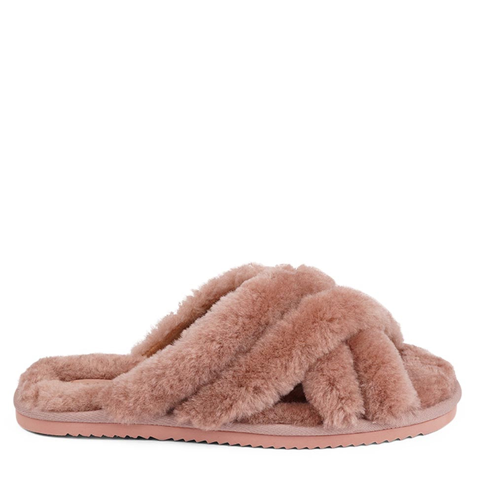 Since 2019 Lovelies Studio has been creating shoes and leathergoods for women and men inspired by an open mind, Scandinavian minimalism and a bit of vintage influences. The Cozy lounge slippers are hand made from Australien shearling. The solid sole makes it possible to use the slippers both indoor and outdoor.