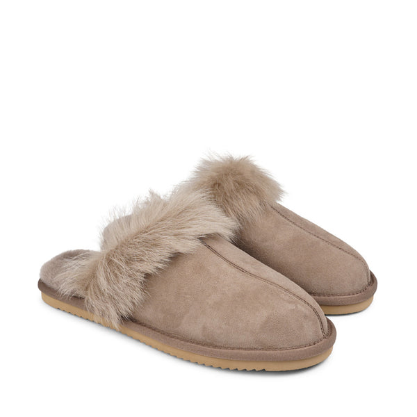 Lovelies Studio - homeshoes - hjemmesko -Soft and cosy shearling slippers  Lovelies shearling slippers are the essence of comfortability. When you’re in the need of surrounding your feet in soft and warm slippers, Lovelies shearling slippers are the answer. With soft and durable soles, warm shearling and a gorgeous design, you’ll never want to wear any other home-shoe to make you feel at ease.