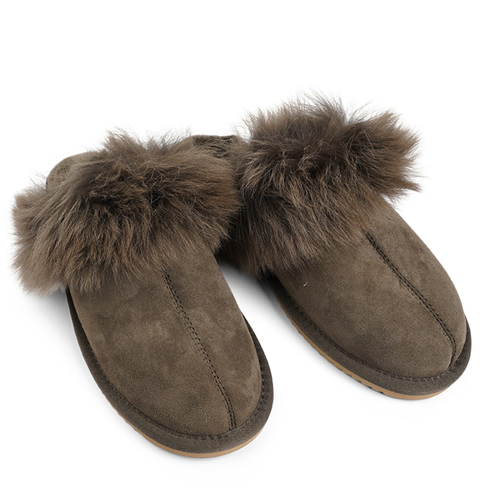 Lovelies Studio - homeshoes - hjemmesko -Soft and cosy shearling slippers  Lovelies shearling slippers are the essence of comfortability. When you’re in the need of surrounding your feet in soft and warm slippers, Lovelies shearling slippers are the answer. With soft and durable soles, warm shearling and a gorgeous design, you’ll never want to wear any other home-shoe to make you feel at ease.